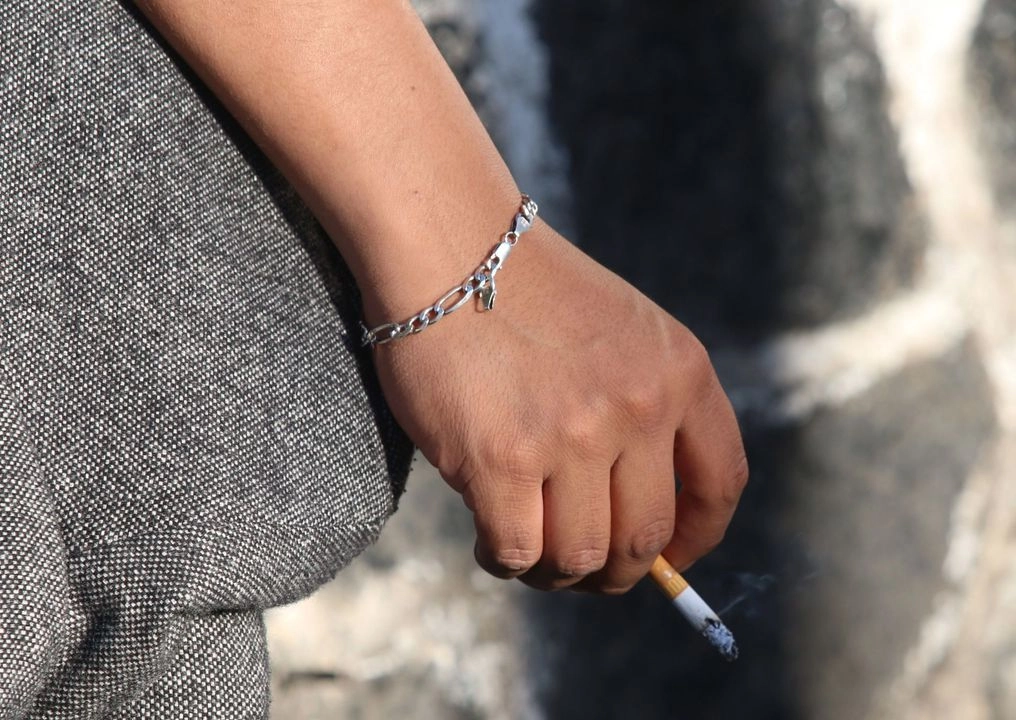 “Todos los gobiernos necesitan más recursos, pero ninguno considera seriamente elevar los impuestos al tabaco”, dice el economista en salud, Guillermo Paraje. Foto 
