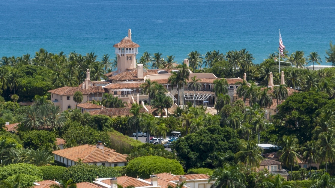 Las 30 cajas con archivos que el ex presidente Donald Trump se llevó de la Casa Blanca fueron halladas en la mansión Mar-a-Lago Mar en condiciones inadecuadas. Foto Ap