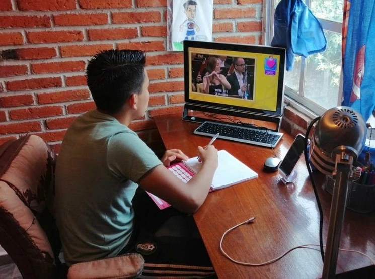 Estudiante durante una clase en línea en imagen de archivo. Foto María Luisa Severiano