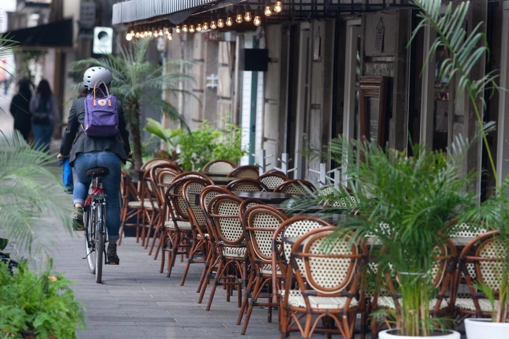 Restaurantes de la CDMX se encuentran vacíos durante la crisis económica provocada por la pandemia de Covid-19. Foto Pablo Ramos