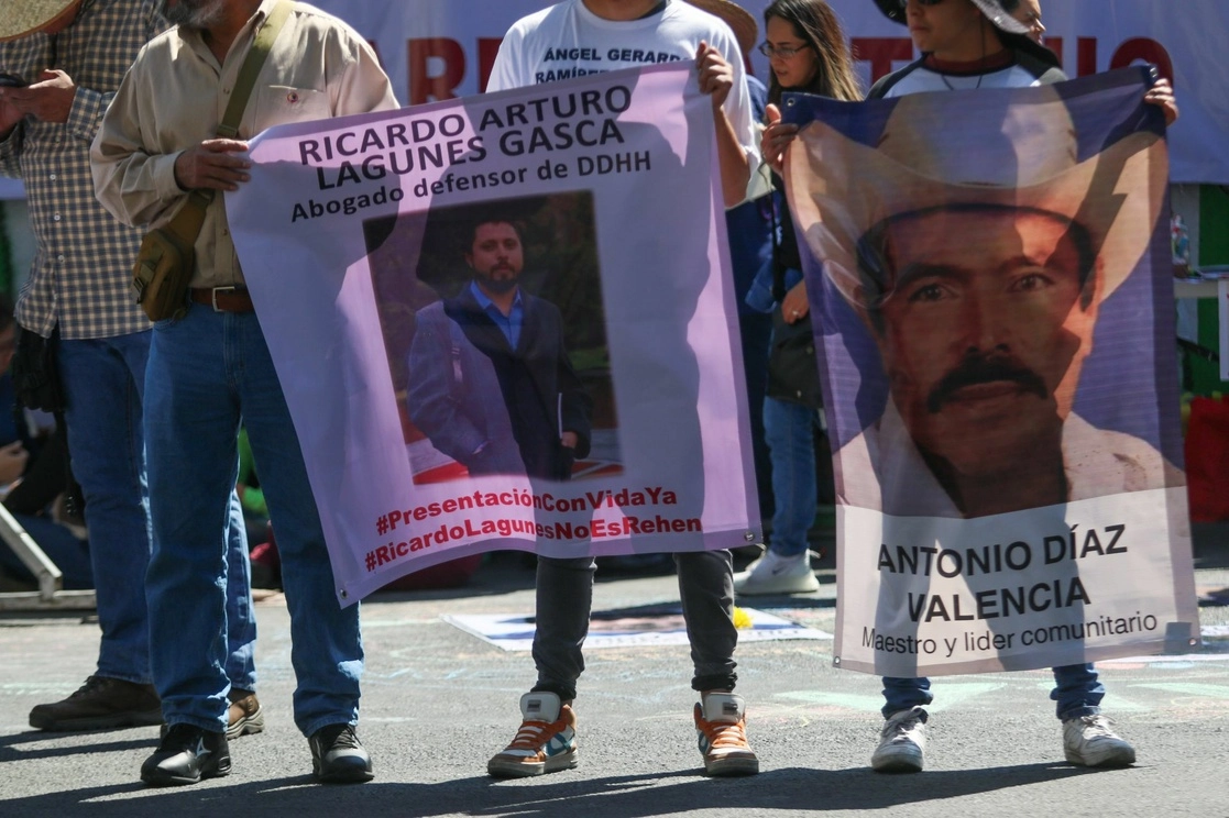 Amigos y familiares del líder ambientalista Antonio Díaz y del abogado defensor Ricardo Lagunes se manifestaron en la Glorieta de las Desaparecidas y Desaparecidos, en Paseo de la  Reforma, el pasado 29 de enero. Foto Cuartoscuro 