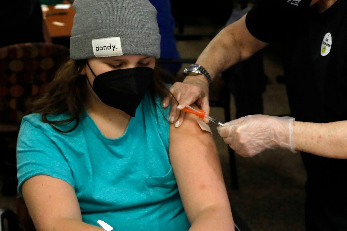 Una adolescente recibe la dosis de la vacuna Pfizer contra el Covid-19 en Bloomfield Hills, Michigan. Foto Afp / Archivo