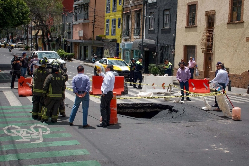 Socavón en carriles centrales de Avenida Monterrey al cruce con la calle Chiapas, esto en la Colonia Roma Norte de la Alcaldía Cuauhtémoc al lugar llegaron bomberos y policía de tránsito capitalina. Foto Cuartoscuro / archivo