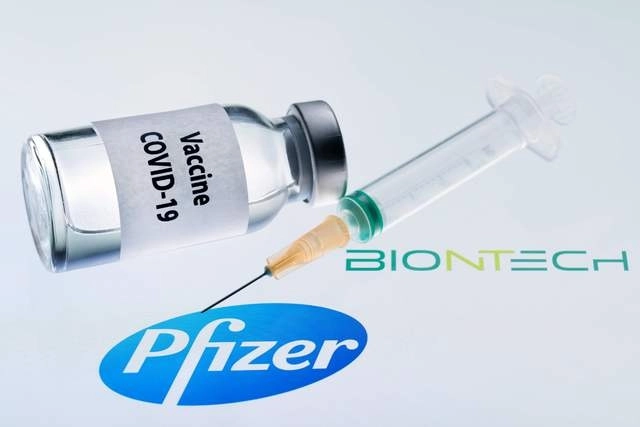 La vacuna Pfizer/BioNTech sería comercializada con una advertencia para no ser aplicada a personas con alergias a alguno de sus componentes. Foto Afp