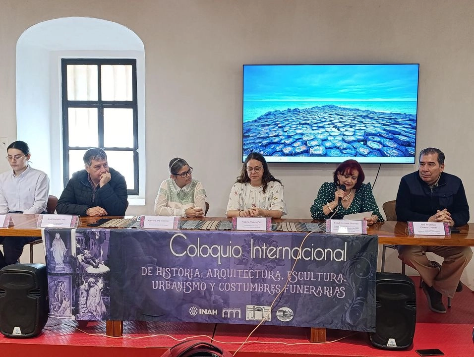 Este coloquio es una invitación a mirar de frente las formas en que las sociedades se enfrentan a la muerte: no desde el desasosiego, sino desde la memoria, la expresión simbólica, el diseño de espacios, y la construcción de sentidos, dijo al inaugurar la reunión, Valeria Valero Pié, coordinadora nacional de monumentos históricos del INAH