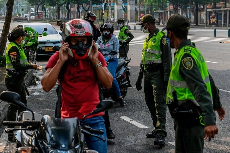 La policía detiene a distintas personas en Bogotá. Foto Afp/ Archivo