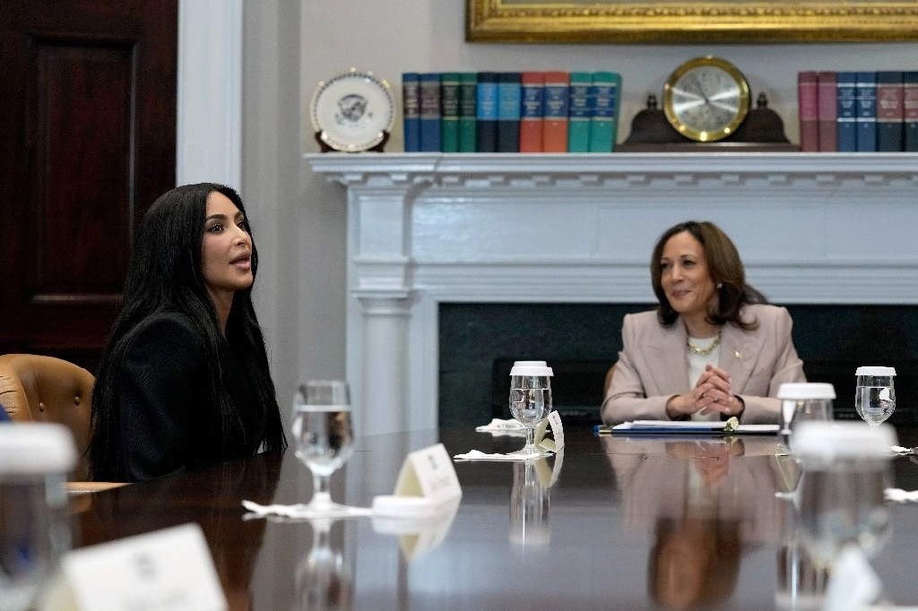 La vicepresidenta Kamala Harris, a la derecha, escucha mientras Kim Kardashian habla durante una discusión en la Sala Roosevelt de la Casa Blanca en Washington, el jueves 25 de abril de 2024, sobre la reforma de la justicia penal y los indultos otorgados por el presidente Joe Biden a principios de este mes. Foto Ap