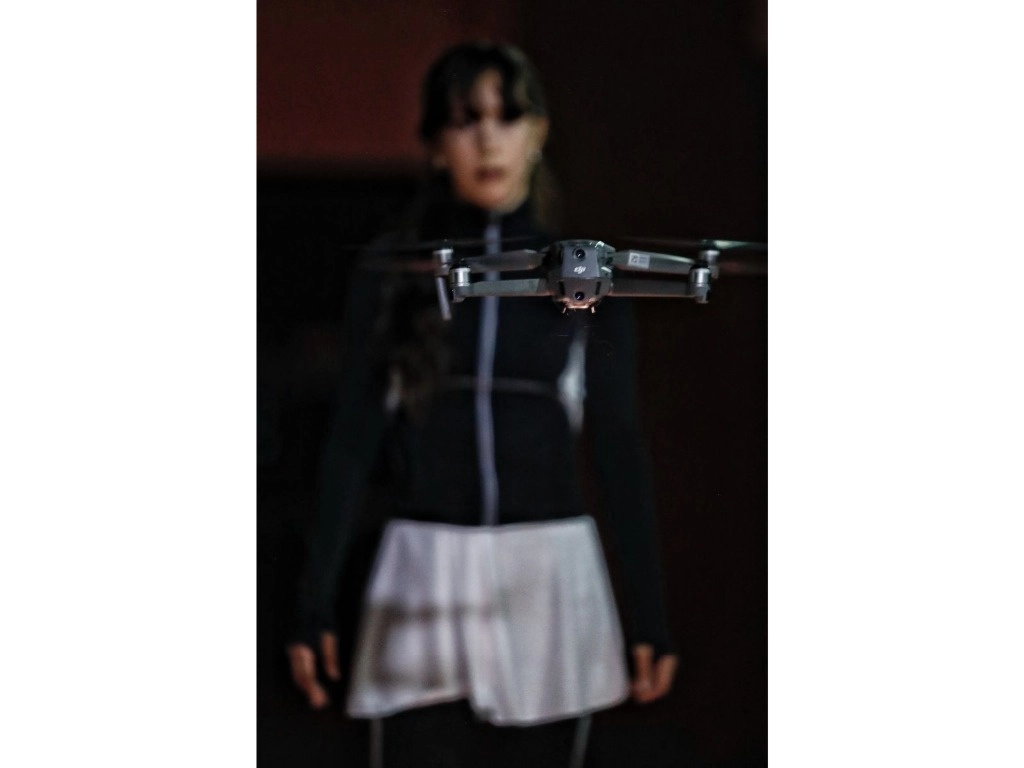 Imagen del performance 'Partitura para un dron y una bailarina', de Carmen Ixchel Maya. Foto Marco Peláez