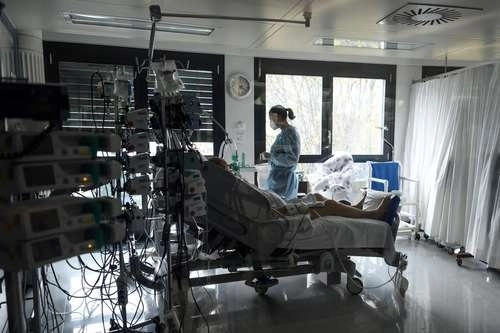 No hay camas disponibles en la unidad de cuidados intensivos del hospital La-Chaux-de-Fonds, al oeste de Suiza. Foto Afp