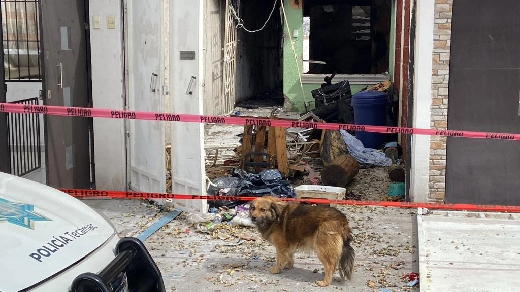 Un hombre resultó con lesiones de quemaduras, cerca de 13 casas con daños, tres de ellas desalojadas, así como dos autos afectados tras la explosión de gas doméstico en una casa de la unidad habitacional Los Héroes Tecámac. Foto Javier Salinas