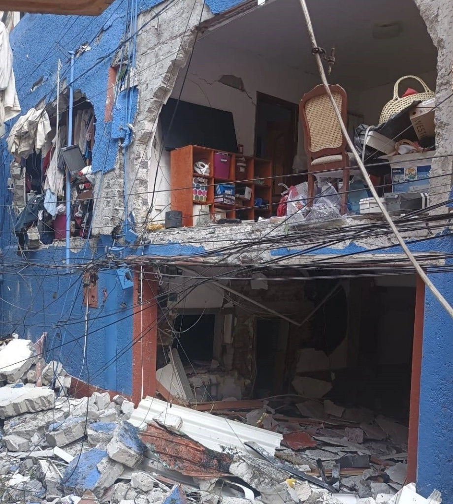  En los primeros momentos indicaron todo se volvió un caos, pero al darse cuenta que dentro de la vivienda que colapsó había niños corrieron a auxiliarlos. Foto @Alcaldia_Coy