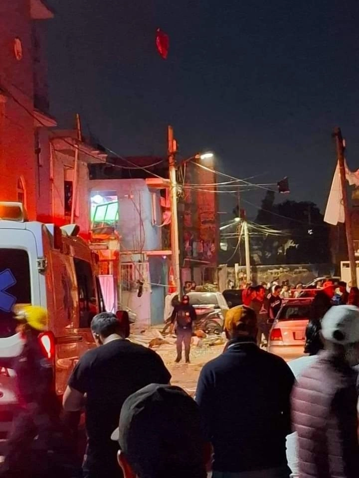 Bomberos indicaron que el accidente ocurrió alrededor de las 19:25 horas de este día, y que vecinos reportaron que el suelo se cimbró y la onda expansiva alcanzó varios metros a la redonda, provocando la fractura de vidrios de viviendas cercanas. Foto Redes Sociales 