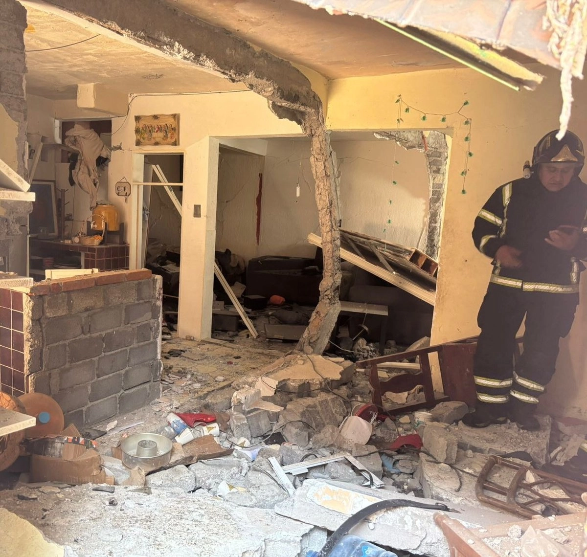 Servicios de atención de emergencias acudieron a Calle Toltecas y Calme Hueman, colonia Ajusco, de la alcaldía Coyoacán, donde ocurrió el incidente por acumulación de gas LP. Foto
