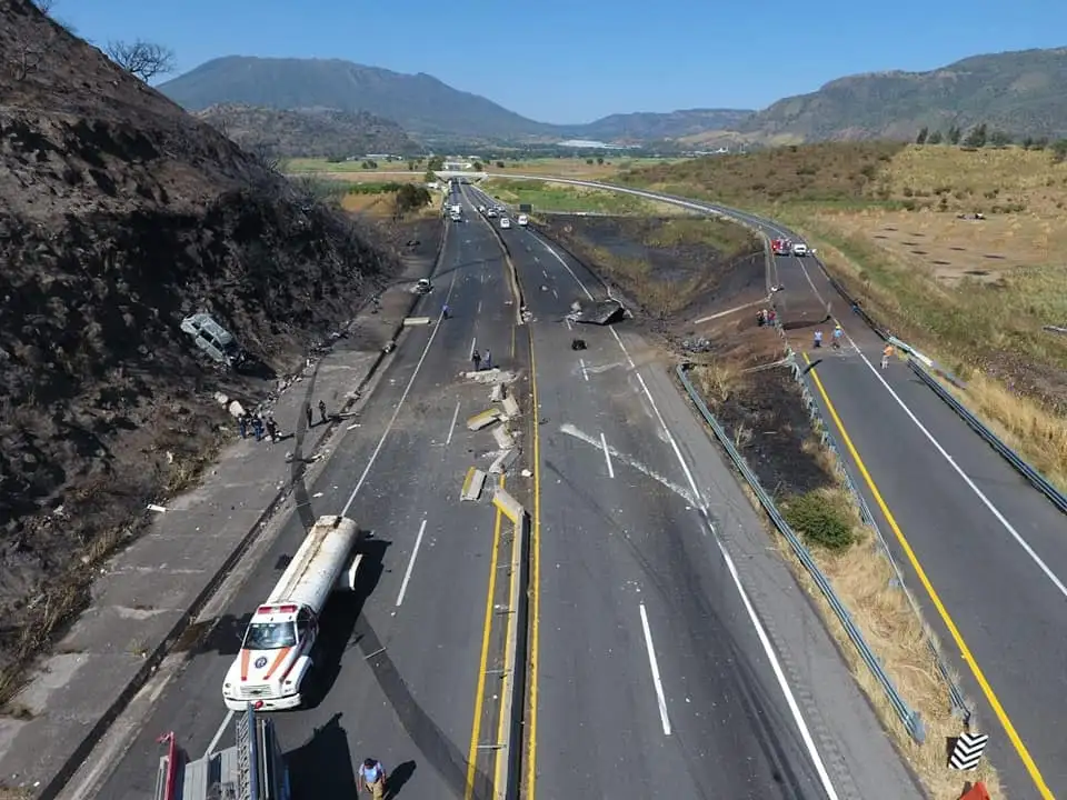 Elementos de Protección Civil se encuentran en la zona para dar auxilio a las personas que resultaron heridas. Foto tomada de www.facebook.com/SSPCNay/
