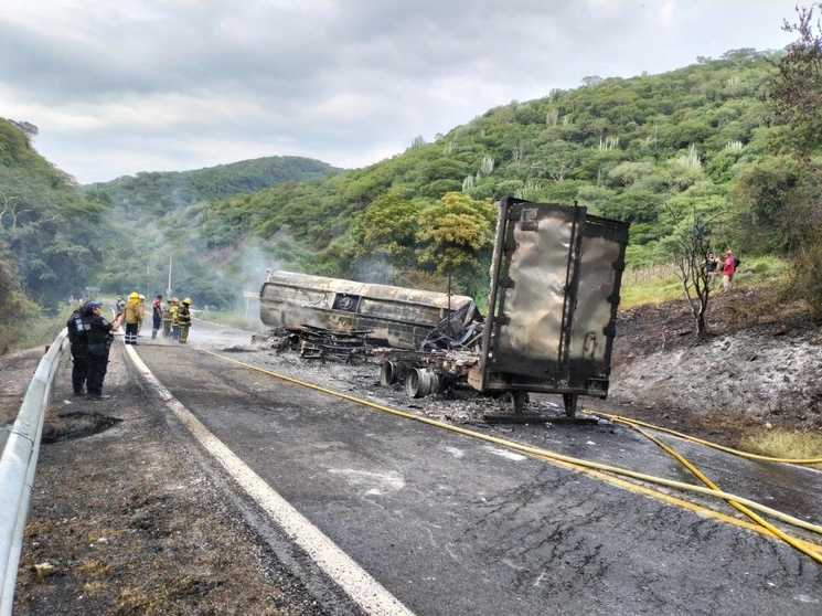 Una densa capa de humo negro fue visible por habitantes de Zumpango del Río, desde poco antes de las 4 de la tarde. Fotos: Protección civil Guerrero