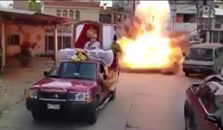 En esta captura de pantalla, momento en el que un triciclo con pirotecnia estalla en una procesión por el Jueves de Corpus en Tabasco. 