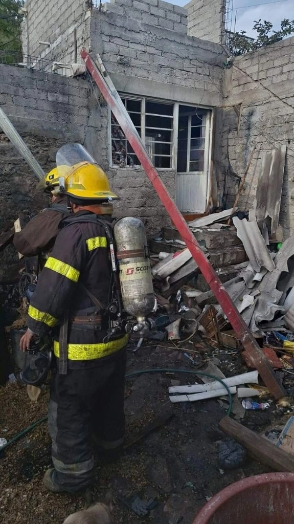 Una casa habilitada como bodega clandestina de pirotecnia estalló la noche del lunes en Pedro Escobedo, Querétaro, el 26 de diciembre de 2023. Foto cortesía Bomberos municipales
