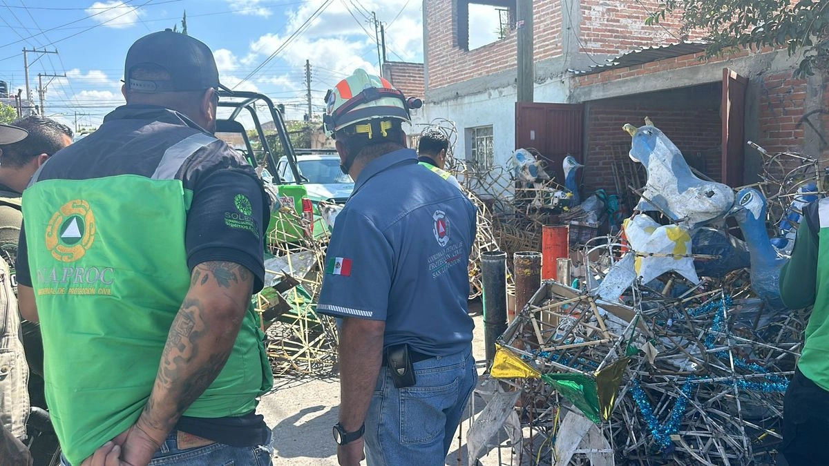 Personal de la Coordinación Estatal de Protección Civil aseguró la pirotecnia. Foto 