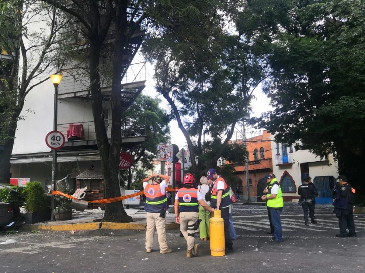 Se registró una explosión por acumulación de gas en el establecimiento pollos Río, ubicado en la calle  Sombrerete y avenida Patriotismo, colonia Hipódromo Condesa, en la alcaldía Cuauhtémoc.
