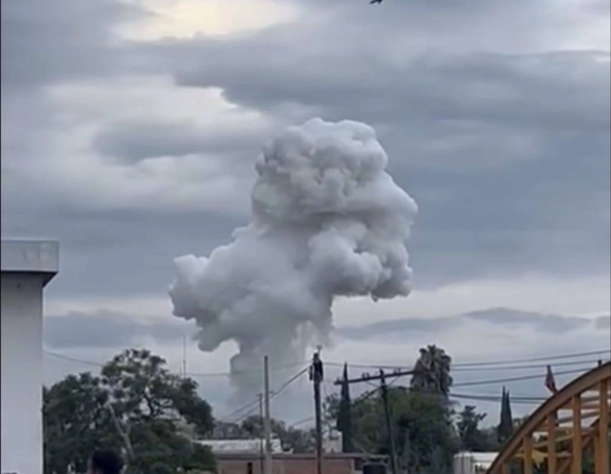 La explosión generó una densa columna de humo visible a varios kilómetros de distancia. Foto tomada de 