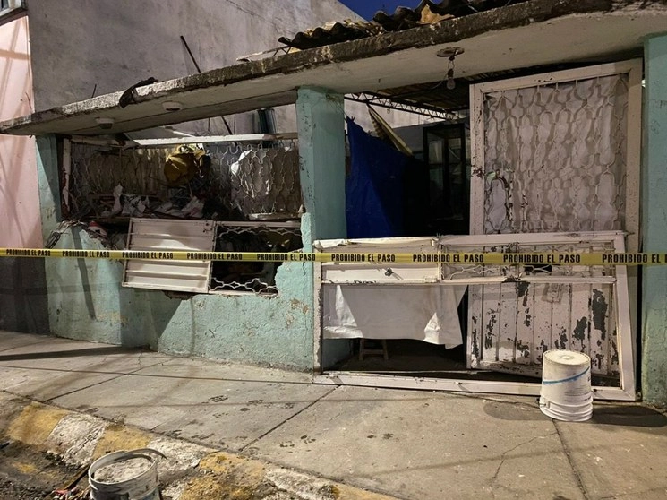 Vecinos declararon que el estallido, que cimbró la zona, ocurrió la madrugada del jueves. También causó daños a un edificio de tres niveles y varios negocios. Foto ‘La Jornada’
