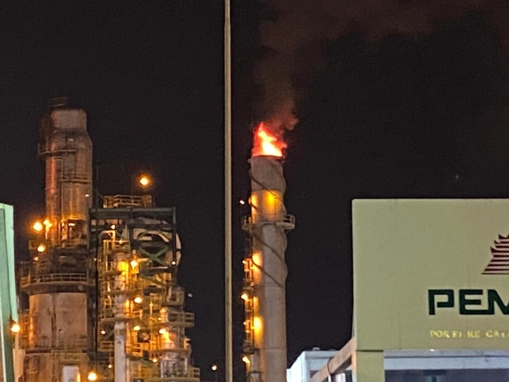 La madrugada de este viernes se reportó una explosión e incendio al interior de la línea 3 de la refinería Lázaro Cárdenas, en el municipio de Minatitlán, al sur del estado de Veracruz. Foto ‘La Jornada’