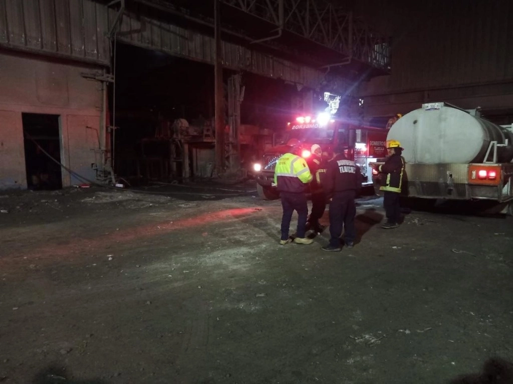 Bomberos acudieron a combatir el incendio de la planta ubicada en el corredor industrial de Xalztoc. Foto 'La Jornada de Oriente'