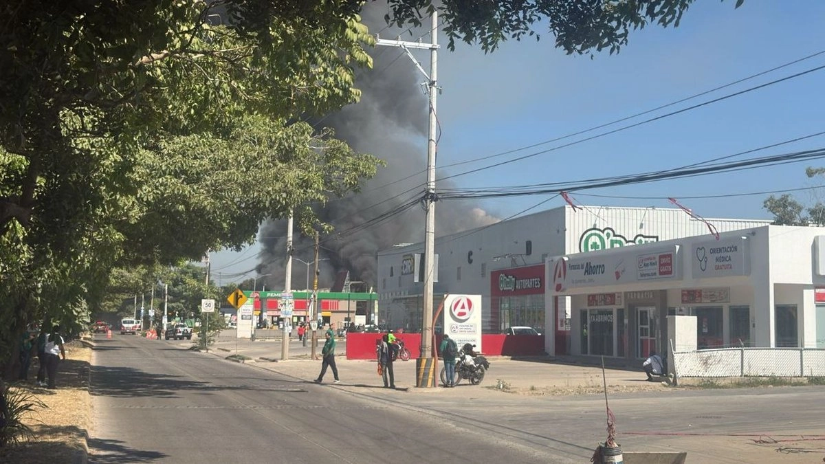 El pasado sábado 22 de noviembre se registró un incendio en una tienda de autoservicio en la delegación Ixtapa de Puerto Vallarta, Jalisco, misma zona donde se encuentra el Centro Integral de Justicia Regional Costa, sitio en el que se reportó la explosión que mató a dos reos. Foto 