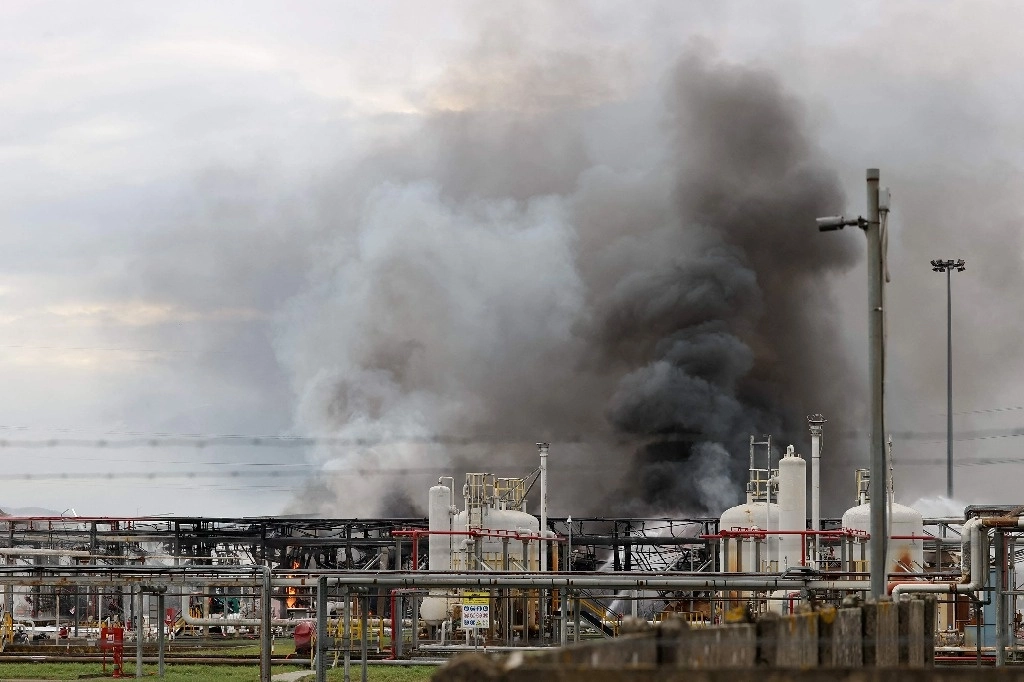 El humo se eleva tras un incendio en un depósito de combustible gestionado por la compañía energética italiana Eni en Calenzano, cerca de Florencia. Foto Afp