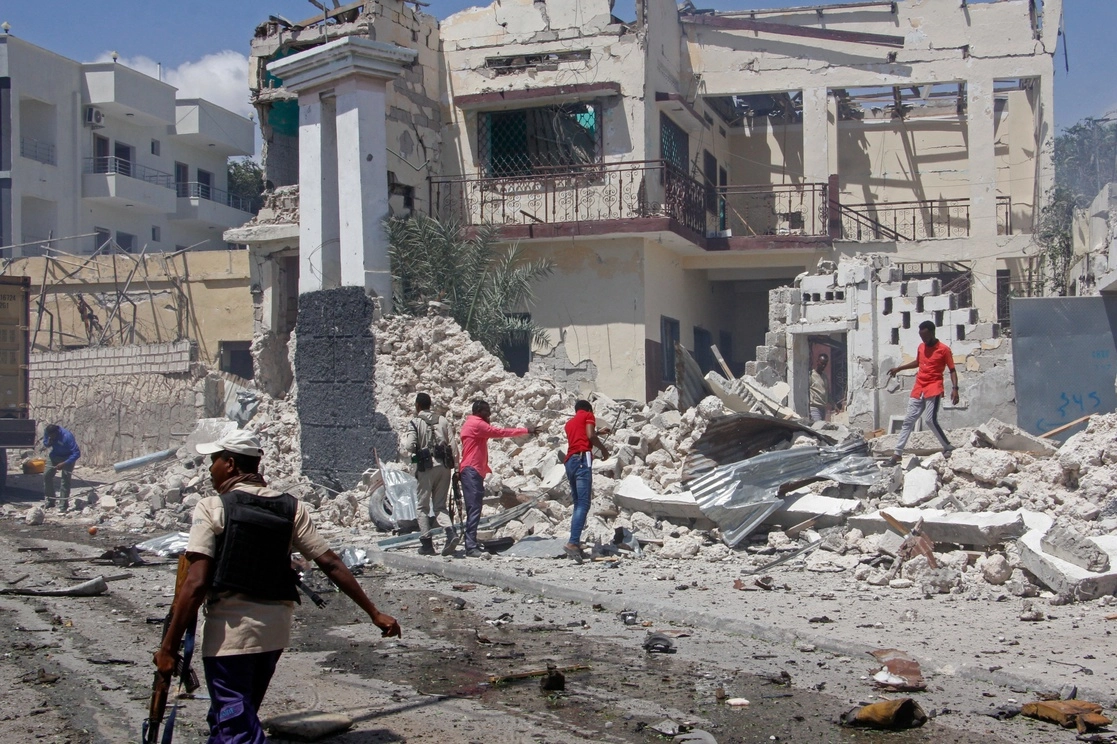 Rescatistas y fuerzas de seguridad en el sitio de la explosión en Mogadiscio, Somalia, el 12 de enero de 2022. Foto Ap