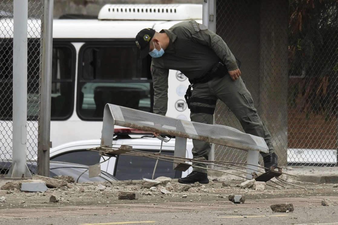 Un policía revisa la zona de la explosión. Foto Ap