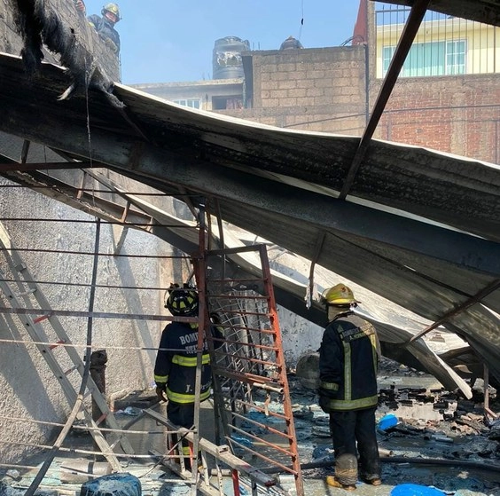 Elementos del H. Cuerpo de Bomberos realizan remoción de escombros en la fábrica de aceites para vehículos ubicada en la colonia Ejidos de San Miguel Chalma. Foto ‘La Jornada’