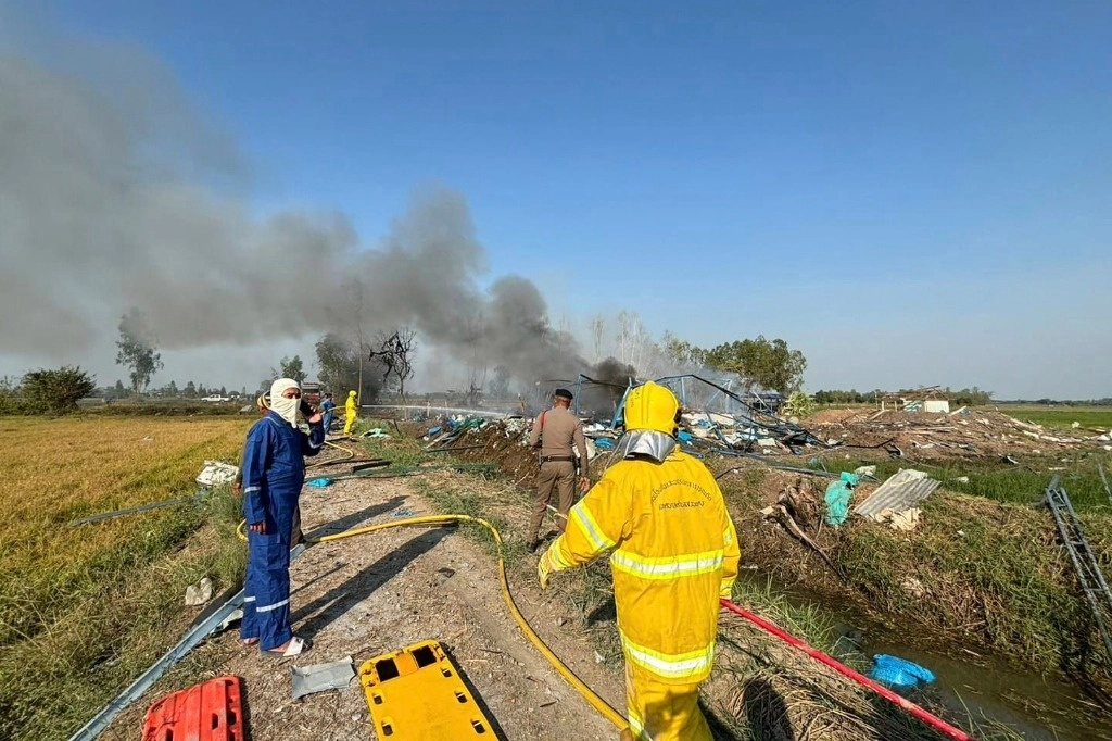Imágenes difundidas mostraban una densa columna de humo negro que se elevaba sobre el lugar de la explosión, en un campo de arroz vacío, el 17 de enero de 2024. Foto Ap