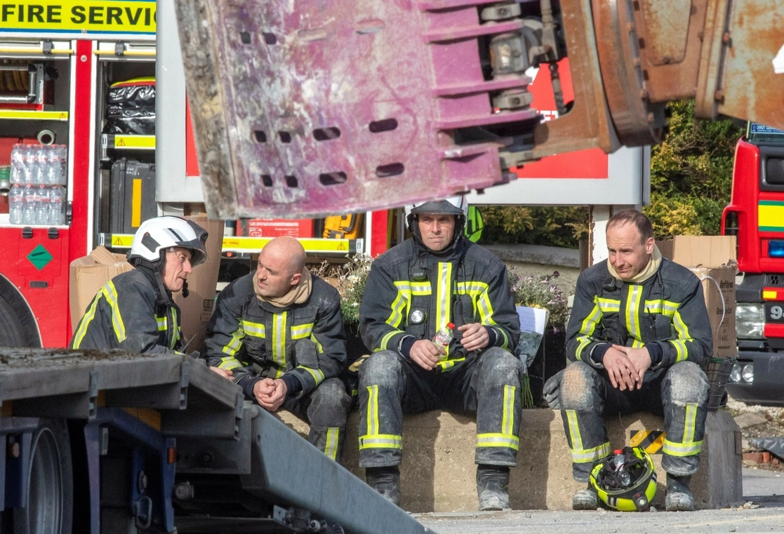 Integrantes de los servicios de emergencia en la gasolinera donde sucedió una explosión en Creeslough, en el noroeste de Irlanda el 8 de octubre de 2022. Foto Afp