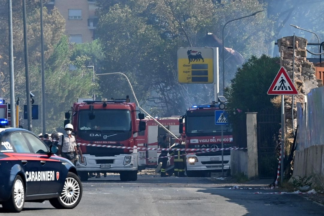 Bomberos trabajan en el lugar de una explosión en una gasolinera de Roma, el 4 de julio de 2025. 