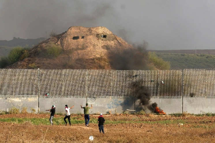 Manifestantes palestinos chocan con las fuerzas de seguridad israelíes a lo largo de la frontera con Israel durante una manifestación que marca la retirada de Israel de Gaza en 2005, al este de la ciudad de Gaza, el miércoles 13 de septiembre de 2023. Foto Ap