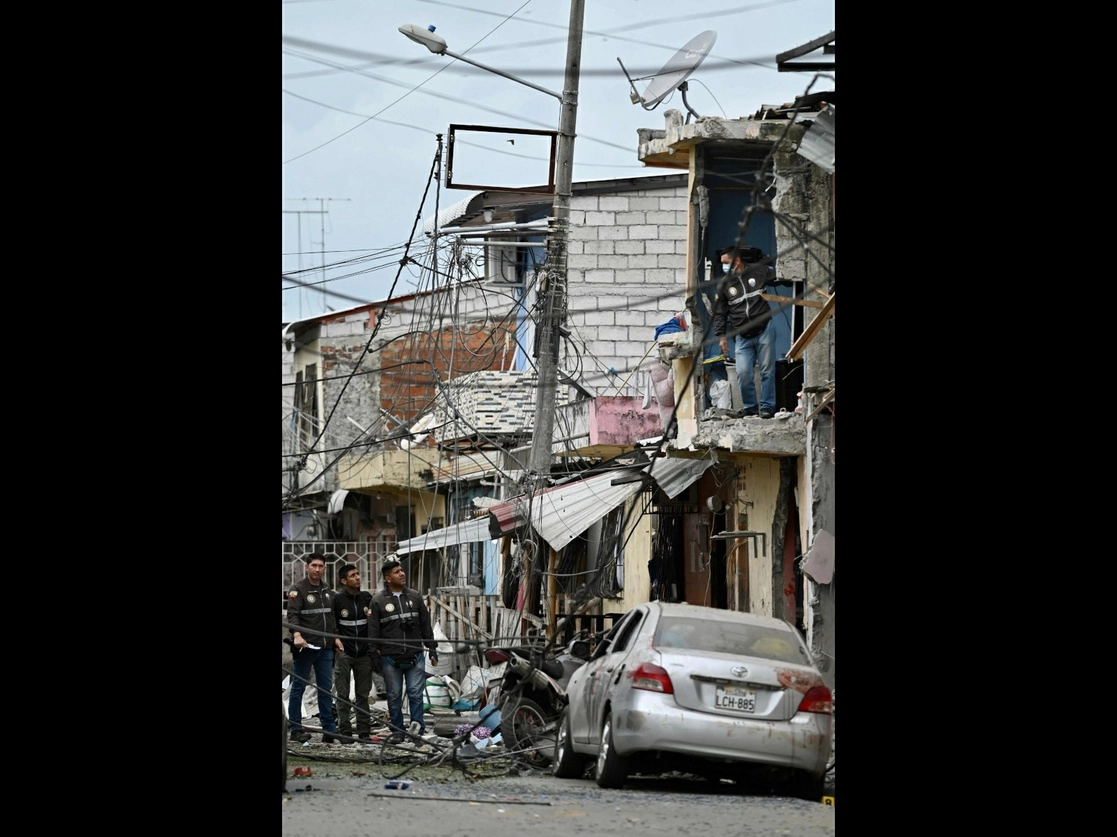 Elementos de la Policía Nacional de Ecuador inspeccionan la zona donde una explosión provocó ayer la muerte de cinco personas y al menos 17 heridos. De acuerdo con las autoridades, el ataque estaba dirigido a un individuo ligado al ‘narco’ a quien sólo identificaron como ‘El Cucaracha’. Foto Afp