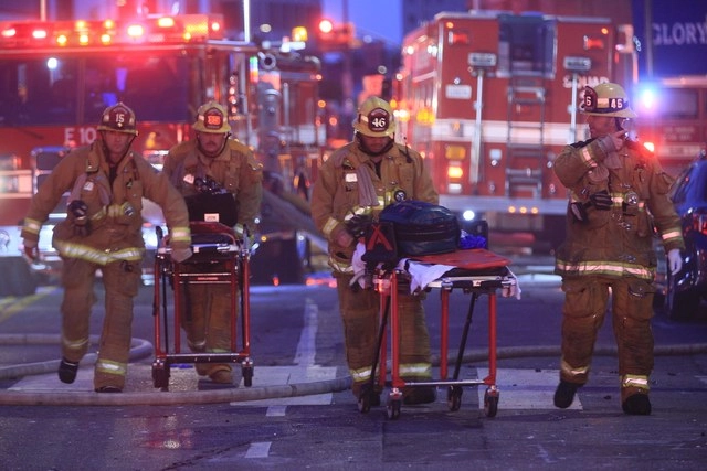 Bomberos de Los Ángeles fueron atendidos tras resultar lesionados en una explosión en el centro de la ciudad. Foto Ap