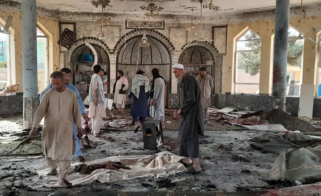 Un grupo de personas ve los daños en el interior de una mezquita tras un bombardeo en Kunduz, provincia del norte de Afganistán, el 8 de octubre de 2021. Foto Ap