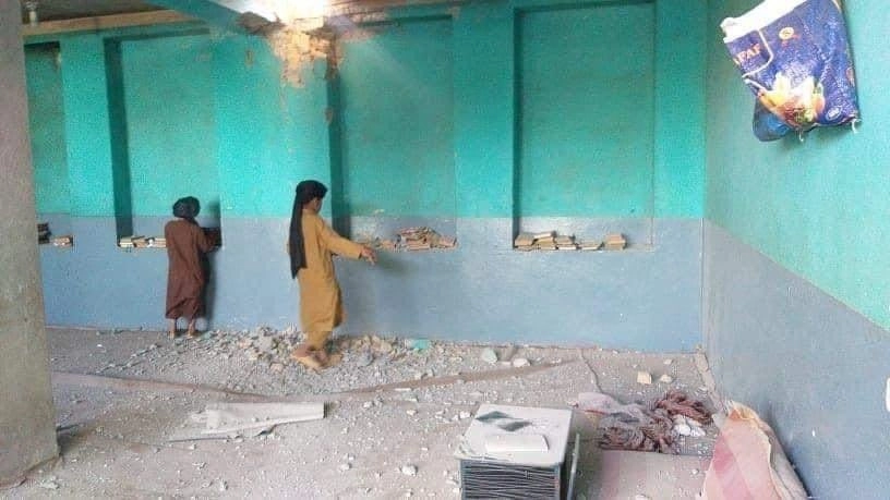 Daños en una mezquita en el distrito de Imam Sahib de Kunduz, donde explotó una bomba, en Afganistán, el 22 de abril de 2022. Foto tomada del Twitter de @Afg_Israel
