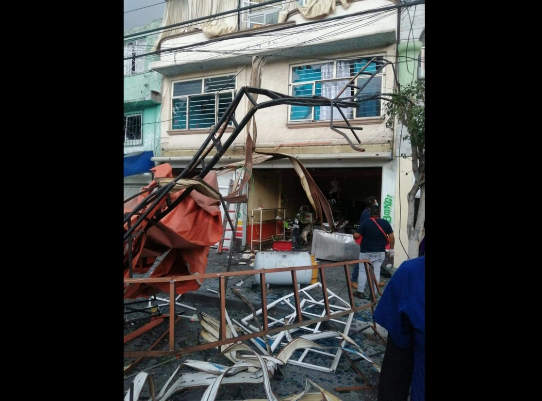 La explosión se registró en un negocio ubicado en Sur 20 y Oriente 25, en la colonia Agrícola Oriental, de la alcaldía Iztacalco. Foto tomada del Twitter @SGIRPC_CDMX 