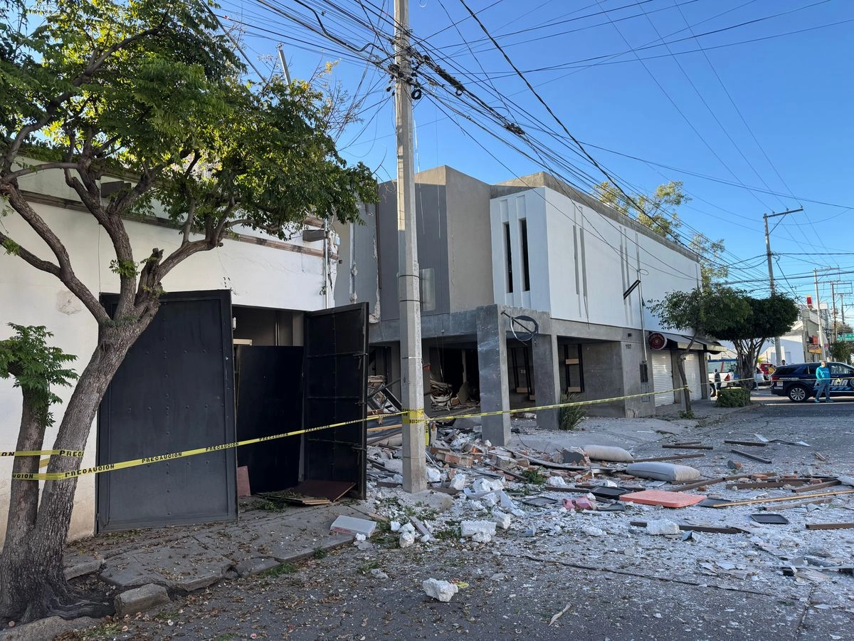 Peritos estructuristas de la Dirección de Desarrollo Urbano del Ayuntamiento capital acudieron para realizar una revisión de los daños estructurales.