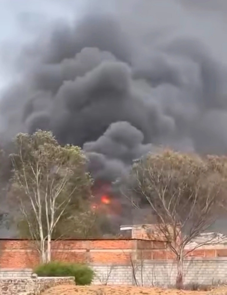 Versiones extraoficiales señalan que la explosión se originó en un tanque de almacenamiento de combustible. Foto La Jornada.