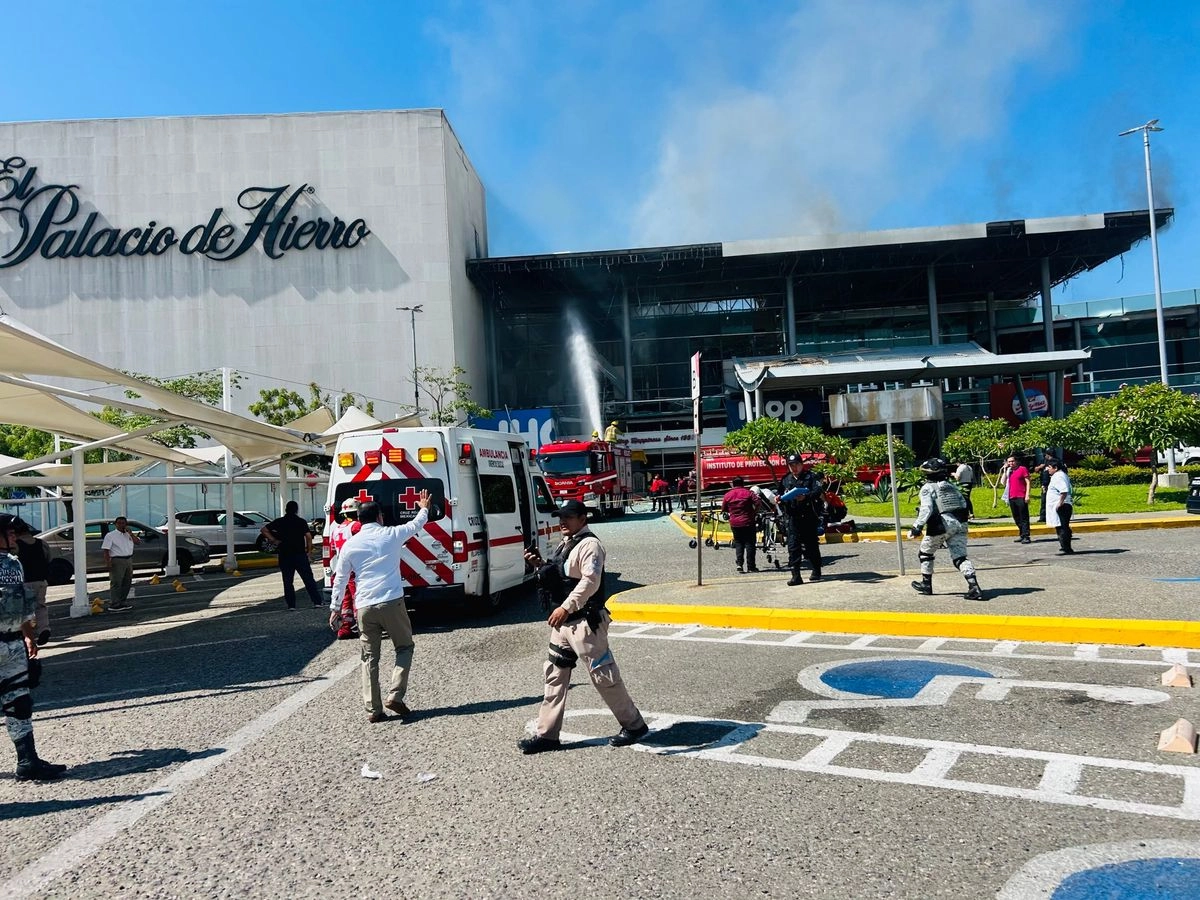 Las unidades de emergencia y contra incendio, en coordinación con la unidad de Protección Civil del ayuntamiento de Centro, continúan trabajando en la zona.