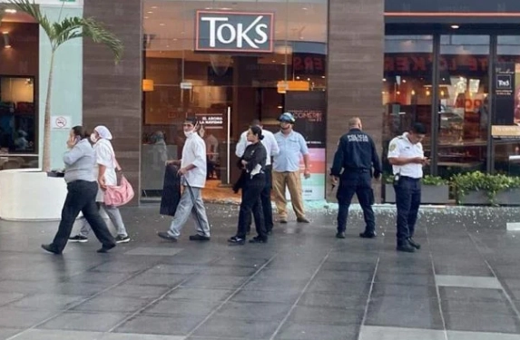 La explosión se registró en la cocina del restaurante Toks por acumulación de gas. Foto Coeproc
