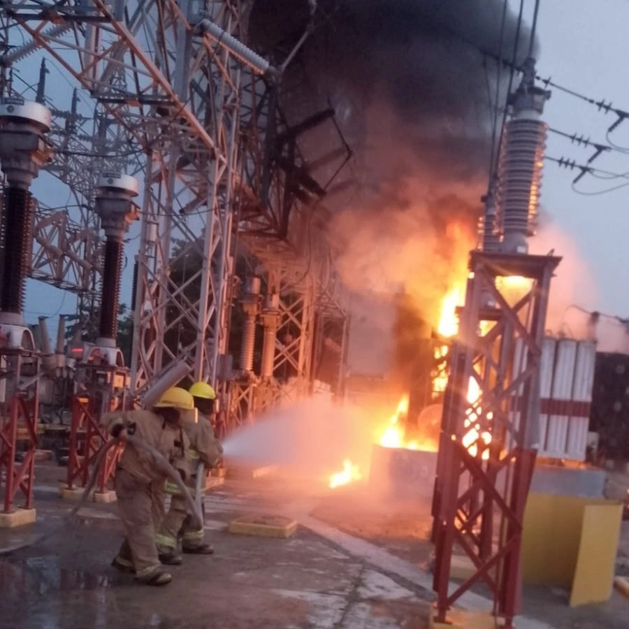 Personal de CFE combate el incendio en una subestación de Tabaco. Foto Protección civil Tabasco