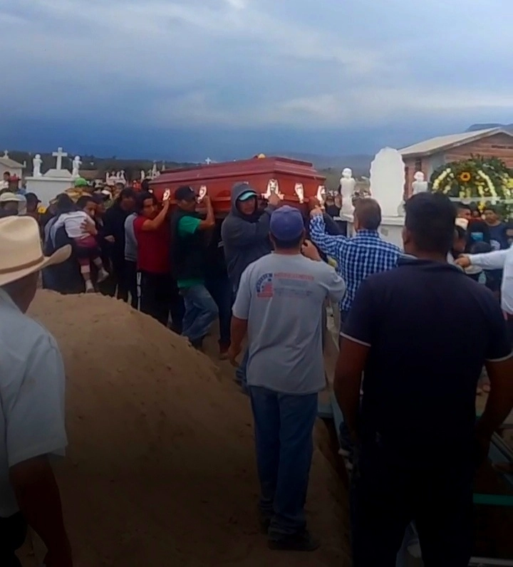 Funerales de uno de los cinco muertos en la explosión de un taller de pirotecnia en el municipio de Santiago de Anaya, Hidalgo. Foto La Jornada