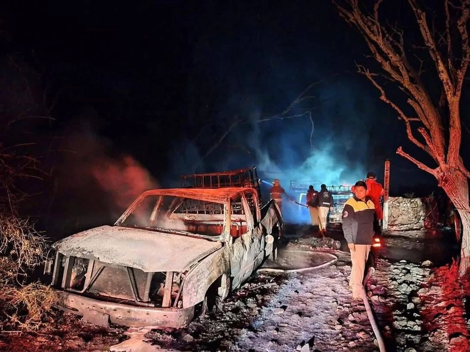 Una explosión e incendio de contenedores con gasolina proveniente de una toma clandestina ocasionaron la muerte de una persona y heridas a ocho en el municipio de Tetepango. Los tanques estaban sobre cuatro camionetas que quedaron calcinadas. 