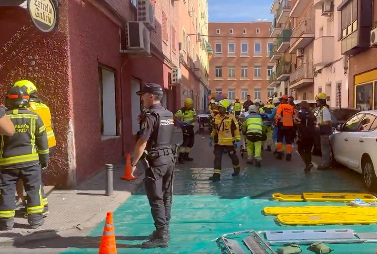 Servicios de emergencia trabajando en un bar del barrio madrileño de Vallecas, en España, tras reportarse una explosión.