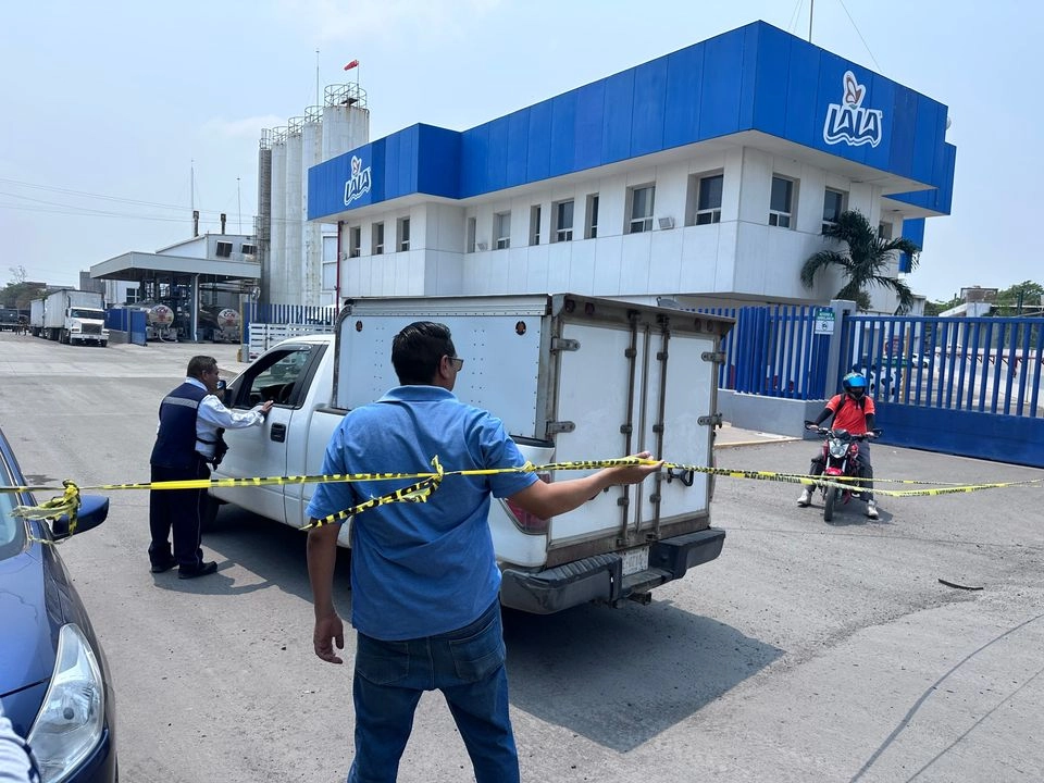 Una mujer que se presentó como representante de la empresa lechera habló con los familiares que llegaron preocupados por sus seres queridos. Foto